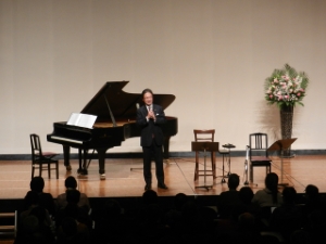 写真：梁天任東北支援二胡チャリティコンサートin津 挨拶