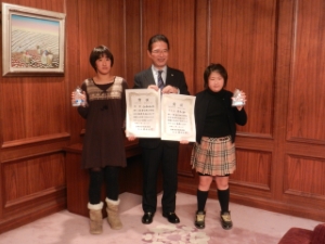 写真：全日本小学生女子相撲大会入賞　津相撲スポーツ少年団の2選手来訪