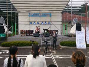 写真：津ぅきた！福きた！カムカムフェスタ2013 挨拶