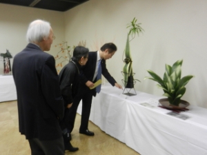 写真：津花道協会創立65周年　諸流いけばな展 鑑賞