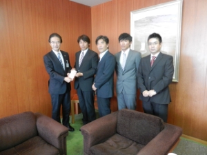 写真：JFEエンジニアリング津製作所役職会、ジャパンマリンユナイテッド津職長会・津班長会からの寄付贈呈式