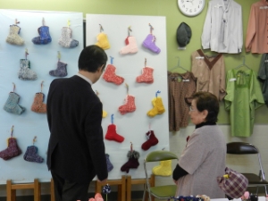 写真：高洲町教育集会所作品展示会 鑑賞