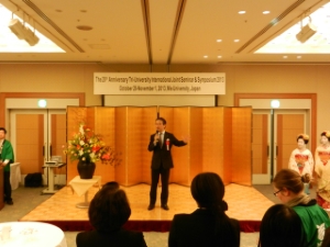 写真：第20回3大学国際ジョイントセミナー＆シンポジウム　フェアウェルパーティー 挨拶
