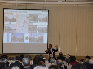 写真：津高大阪同窓会での講演