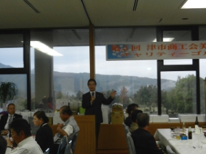 写真：第5回津市商工会美里支部チャリティーゴルフ大会表彰式 挨拶