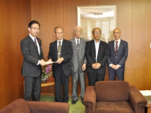 写真：津市敬老事業在り方検討会からの提言授与式