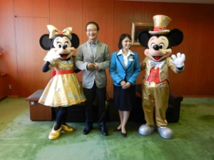 写真：ミッキーマウス、ミニーマウス、アンバサダー永井綾香さんと