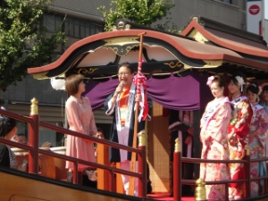 写真：和船山車「安濃津丸」いとうまい子さん一日船長櫂引渡し式