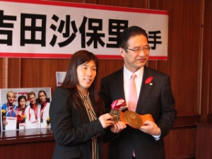 写真：吉田沙保里選手による世界大会14連覇達成報告