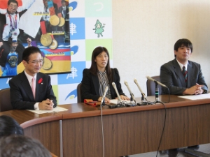 写真：第1回吉田沙保里杯津市少年少女レスリング選手権大会開催に係る共同記者会見