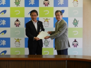 写真：津市応急診療所整備検討会からの提言授与式