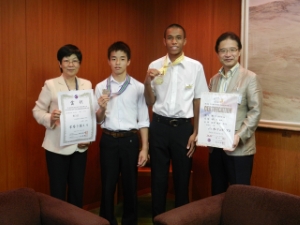 写真：全国中学校体育大会入賞の市内中学校2選手が来訪