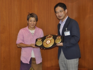 写真：WBA女子世界スーパーフライ級チャンピオン 山口直子さんと