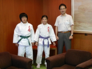 写真：第10回全国小学生学年別柔道大会出場　久居柔道教室 選手来訪