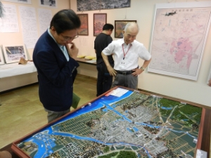 写真:第26回津平和のための戦争展 見学