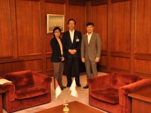 写真:在大阪インドネシア共和国領事館 イブヌ・ハディ総領事と