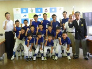 写真:白塚バッファローズの選手13名と