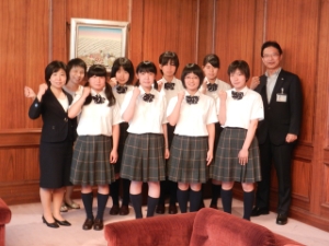 写真:高田高等学校なぎなた部インターハイ出場選手 来訪