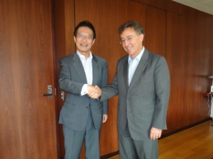 写真:スイス大使館 ウルス・ブーヘル特命全権大使と