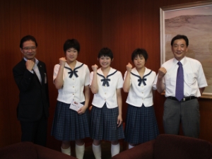 写真:津商業高等学校女子バレーボール部 インターハイ出場選手 来訪