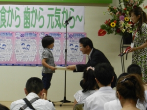 写真：よい歯の児童・生徒コンクール及び歯科保健図画ポスターコンクール 表彰