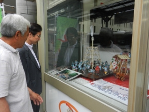 写真：香良洲石搗き　模型 見学