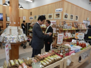 写真：道の駅「せせらぎの里こうら」を視察