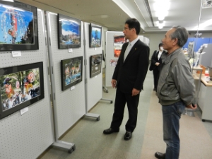 写真:日中友好ふれあい写真展 鑑賞