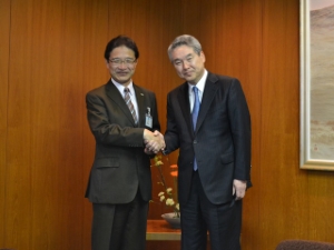 写真:第1回日本医師会赤ひげ大賞受賞 久藤内科 久藤眞理事長 来訪