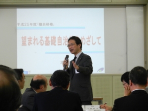 写真:平成25年度部長級職員等「組織経営セミナー」 講話