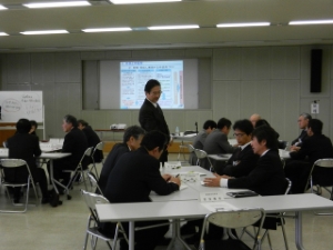 写真:平成25年度部次長級職員等「組織経営セミナー」 講話