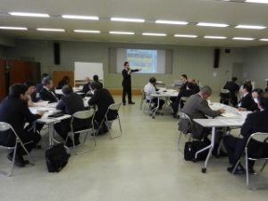 写真:平成25年度部次長級職員等「組織経営セミナー」 講話