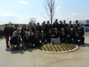 写真：津ライオンズクラブ植樹記念碑除幕式1