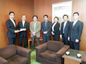 写真：津市議会スポーツ振興議員連盟　津シティマラソンに係る提言