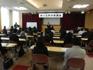 写真：平成25年度新入社員研修講座 挨拶