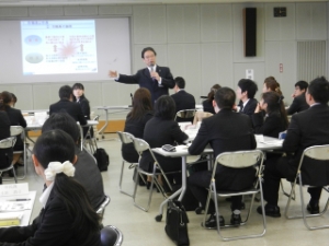 写真：平成25年度新規採用職員研修 講話