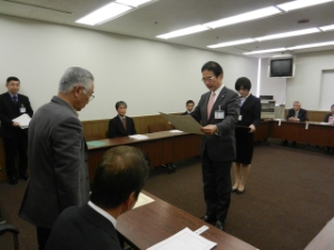 写真：津市市政相談員委嘱式 委嘱状交付