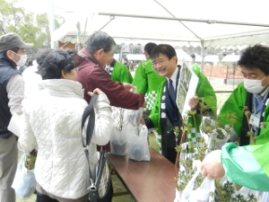 写真：第15回津市民緑と花の市 第7回グリーンキャンペーン苗木配布