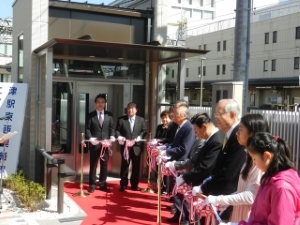 写真：津駅東西連絡線エレベーター乗降式 テープカット