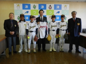 写真:国際親善小学生ソフトボール大会出場選手 来訪