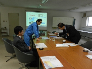 写真：明成化学工業株式会社津工場 視察1