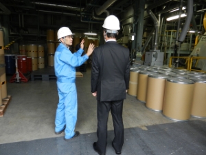 写真：明成化学工業株式会社津工場 視察2