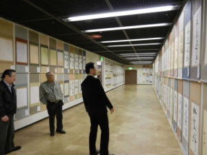 写真:第26回全国シルバー書道展三重展、小中学生書道展鑑賞