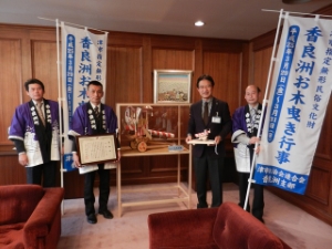 写真:香良洲お木曳き車ミニチュアの寄贈式