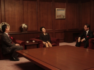 写真:細川佳代子様、鈴木英敬知事来訪1