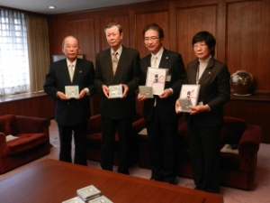 写真：ハチ公の歌を歌おう会の後藤晃一会長、森本晃事務局長と