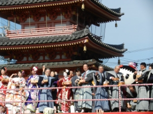 写真：津観音節分会 福豆まき