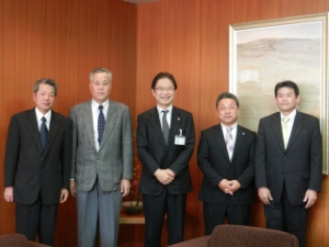 写真：香良洲お木曳き観光PRセンター所長ほか来訪