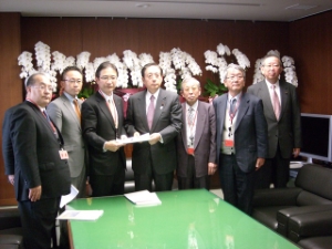 写真：太田昭宏国土交通大臣への要望活動