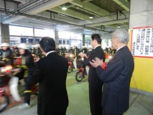 写真：津中央郵便局 平成25年用年賀郵便元旦配達出発式2